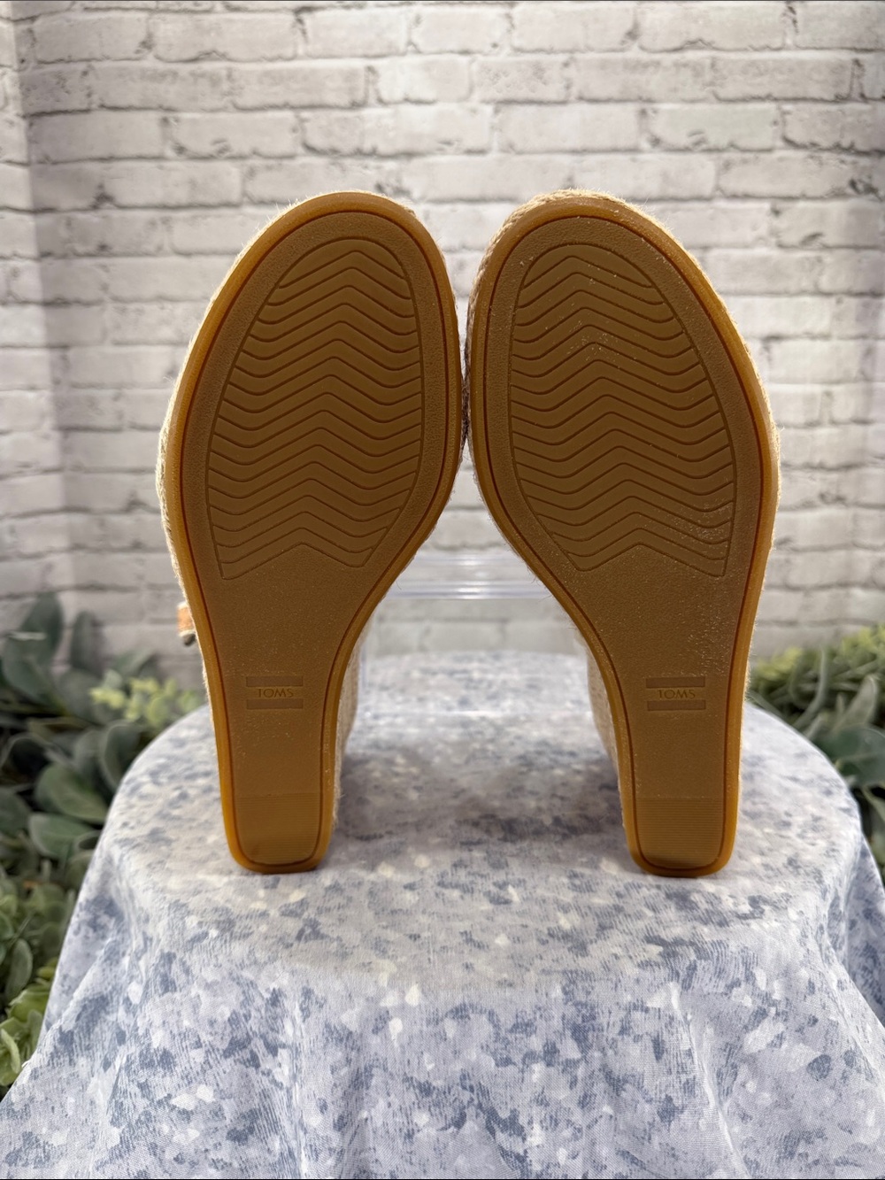 TOMS “Camilla” Beige & Gold Metallic Canvas Open-Toe Wedge Sandals WMS 6M☀️EUC - Picture 8 of 12